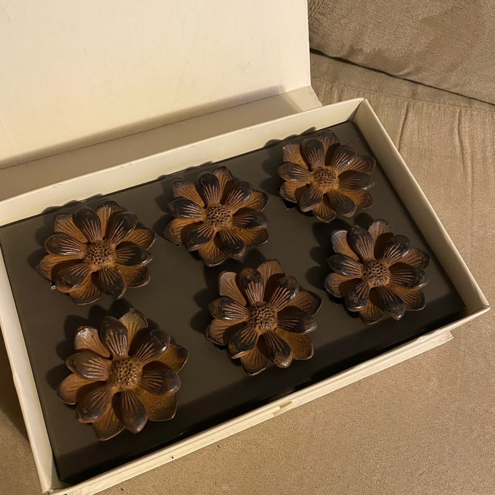 Pottery Barn Metal Flower Napkin Rings Set 6 Brown Floral Table Decor - Picture 2 of 5